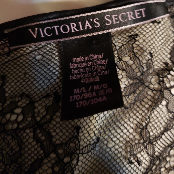 Exquisite Victoria's Secret Robe - Picture 5 of 6